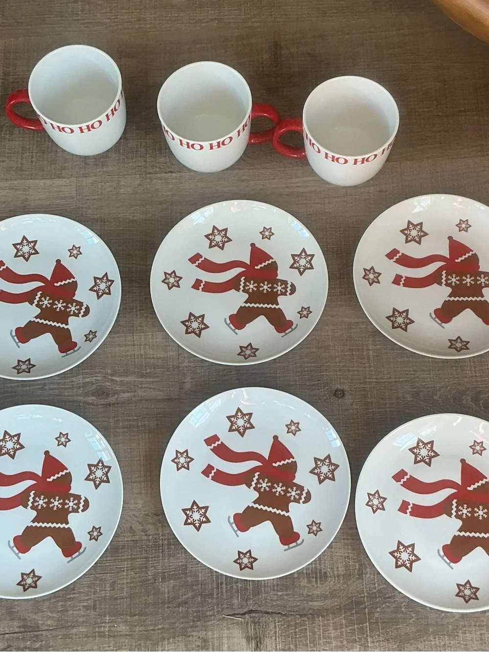 Crate & Barrel Ice Skating Gingerbread Man Holiday Set – 6 Plates 3 Mugs